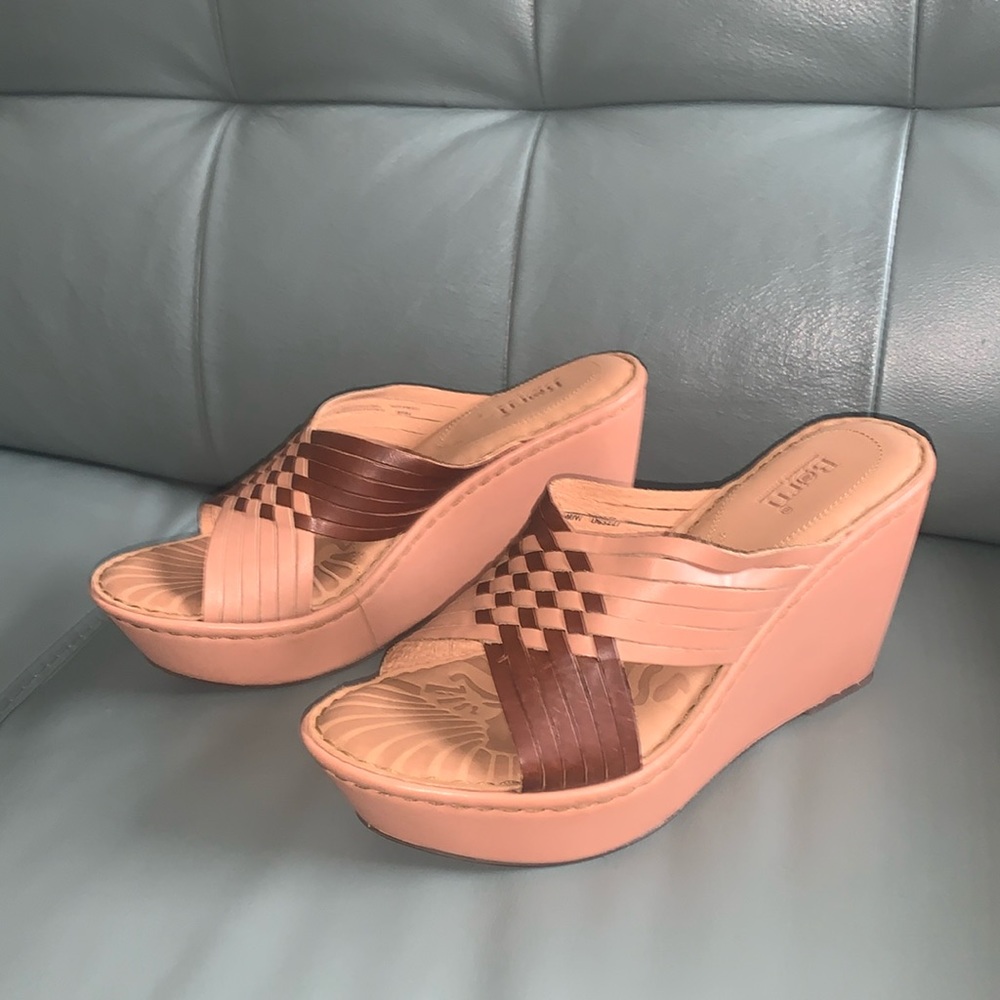 BORN NWT comfortable leather Millia coral whiskey wedge